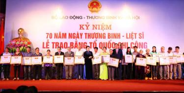 Chủ tịch Quốc hội Nguyễn Thị Kim Ngân trao bằng Tổ quốc ghi công
 tới đại diện gia đình liệt sĩ.